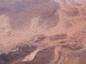 Blick auf die Sahara Wüste in Afrika aus dem Flugzeug