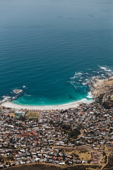 Blick vom Tafelberg auf Kapstadt, Camps Bay à Laura Nenz