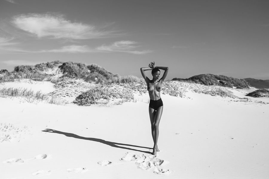 Frau am Strand von Noordhoek, bei Kapstadt à Laura Nenz