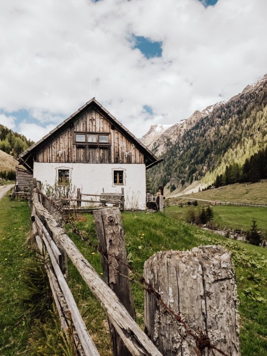 Österreich Landschaft mit traditionellem Haus à Laura Nenz
