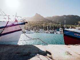 Schiffe vor Yachthafen in Hout Bay, Kapstadt