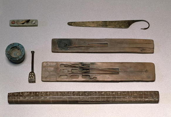 A scribe's instruments (wood, ivory, bronze and enamel) à New Kingdom Egyptian