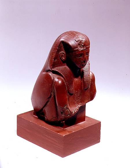 Statue of a Pharaoh in the guise of a falcon, possibly Tuthmosis III of Amenophis II à New Kingdom Egyptian