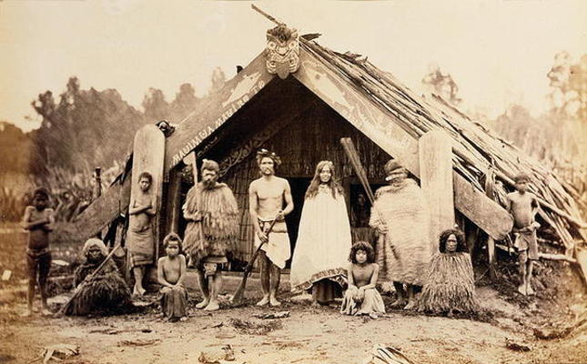 Maori Family, New Zealand, c.1880s (albumen print) à Photographe néo-zélandais (19ème siècle)