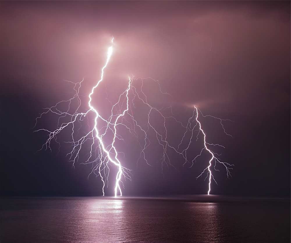 Thunderbolt over the sea à nini_filippini