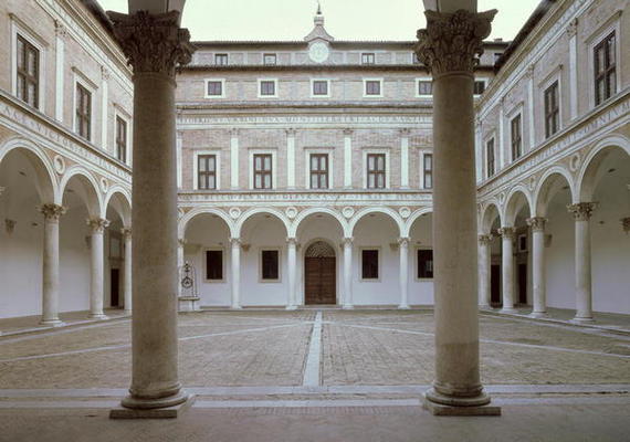 View of the Cortile d'Onore (Courtyard of Honor) designed by Luciano Laurana (c.1420-1502) c.1470-75 à 