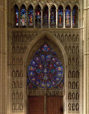 View looking west from the nave, rose window designed by Bernard de Soissons, with surrounding statu à 