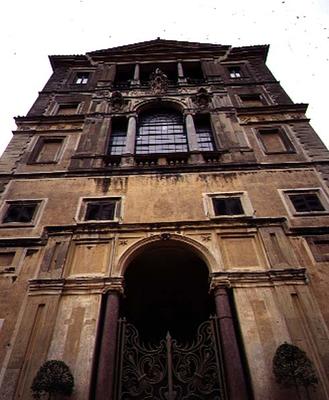 View of the rear facade, detail of the entrance, designed for Cardinal Pietro Aldobrandini by Giacom à 