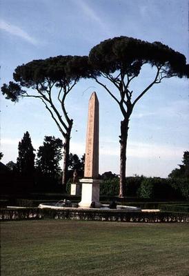 View of the garden, detail of the obelisk (photo) à 