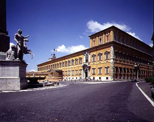 Lateral view of the facade, designed by Domenico Fontana (1543-1607) Carlo Montana (1556-1629) and B à 