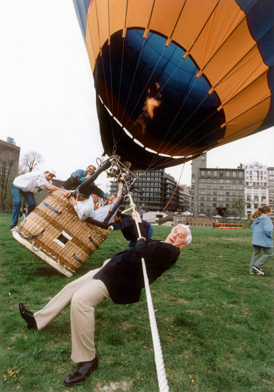 Actor Leslie Nielsen in Oslo for release of his film NAKED GUN 33 1/3: THE FINAL INSULT à 