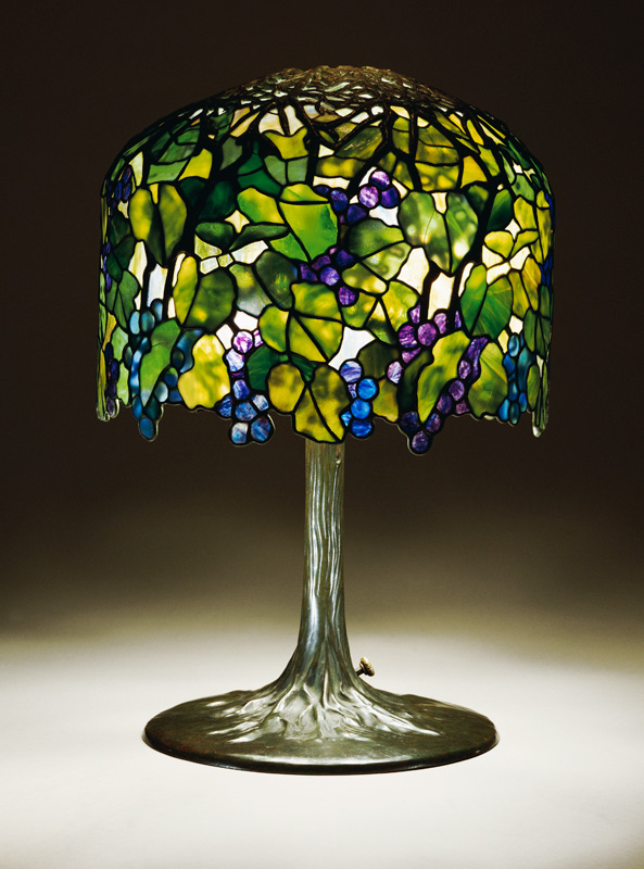 An Important Grape Leaded Glass And Bronze Table Lamp By Tiffany Studios à 