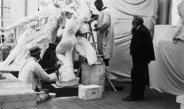 Auguste Rodin (1840-1917) in his Paris studio watching the construction of a sculpture, 1905 (b/w ph à 