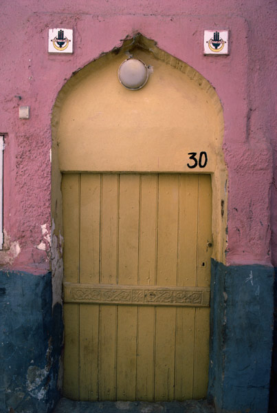 A door in the medina (photo)  à 