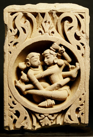 A Central Indian Pale Pink Sandstone Panel Depicting A Fighting Couple Each Armed With A Dagger à 