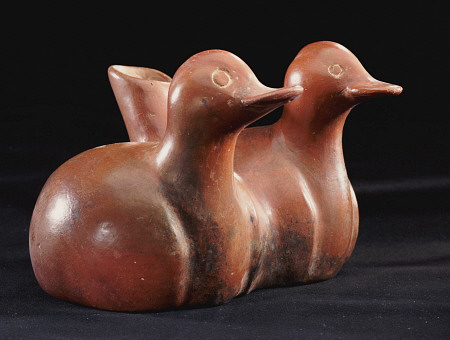 A Colima Effigy Vessel Of A  Twin Pair Of Flat-Billed Ducks Joined Together With A Central Cylindric à 