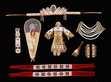 A Collection Of Objects Including Plains Beaded Necktie,  Model Cradleboard, Doll And Neck Ornament à 