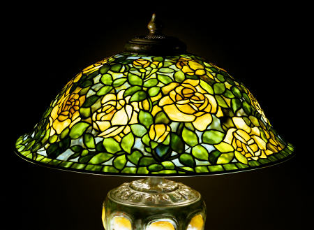 A Detail Of The Shade Taken From A ''Rose'' Leaded Glass Turtleback Tile And Bronze Table Lamp à 