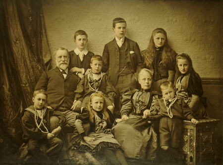 A Family Group Portrait à 