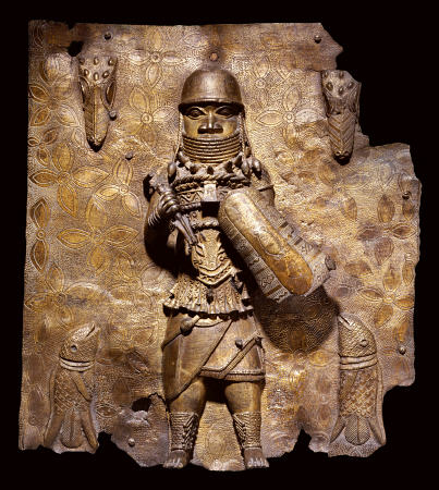 A Fine Benin Bronze Plaque In High Relief With A Warrior Chief, Full Length, In Elaborate Battle Dre à 