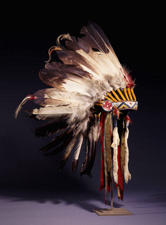 A Fine Sioux War Bonnet, Sewn With Twenty-Nine Eagle Feathers à 