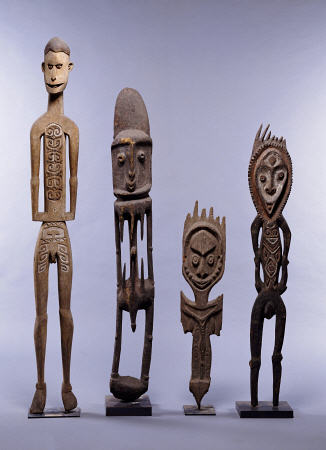 A Group Of Melanesian Figures Including An Asmat And Southern Abelam Male Figures And Karawari Cave à 