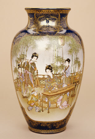 A Large Kinkozan Vase Depicting A Lady Playing A Koto With Ladies And Children Beneath A Wisteria à 