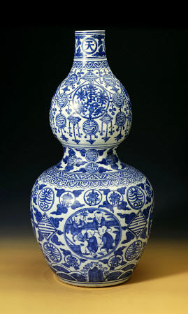 A Large Ming Blue And White Double Gourd ''Shou'' Vase, Depicting Young Boys Playing On A Terrace à 