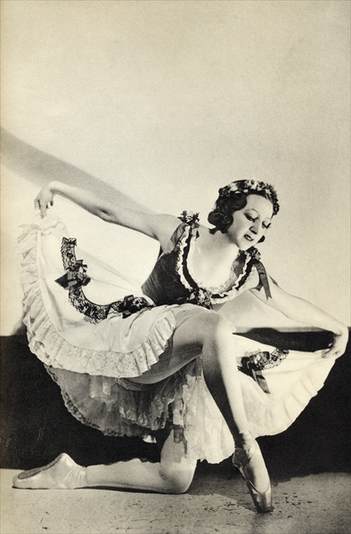 Aleksandra Dionisyevna Danilova, from ''Footnotes to the Ballet'', published 1938 (b/w photo)  à 