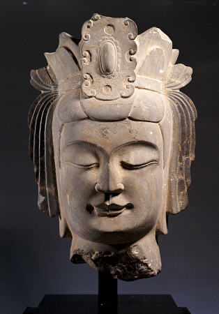 A Limestone Head Of A Bodhisattva Carved With Serene Expression à 