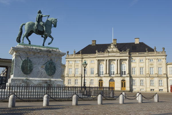 Amalienborg Palace and Square with the equestrian statue of King Frederick V (1723-66) (photo)  à 