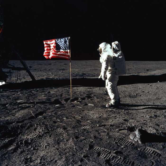 American Astronaut Edwin Buzz Aldrin walking on the moon during Apollo 11 mission à 