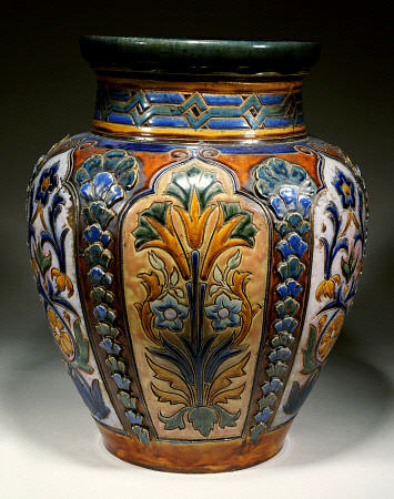 A Monumental Royal Doulton Stoneware Vase, 19th Century à 