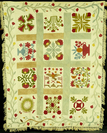An Appliqued And Stuffed Cotton Quilted Coverlet à 