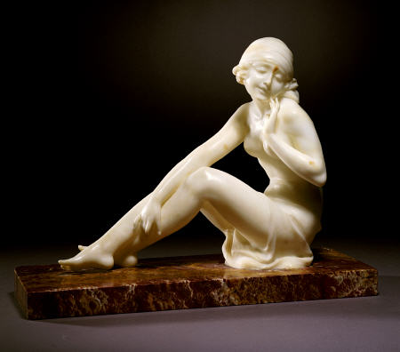 An Art Deco Alabaster Figure Modelled As A Nude Female Bather à 
