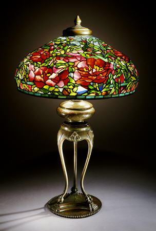 An Important Elaborate ''Peony'' Leaded Glass And Bronze Table Lamp à 