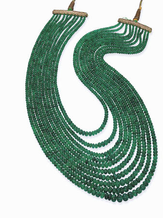 An Impressive Emerald Bead Necklace With Ten Graduated Strands Of Emerald Beads Weighing Approximate à 