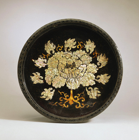 An Inlaid And Lacquered Circular Tray à 