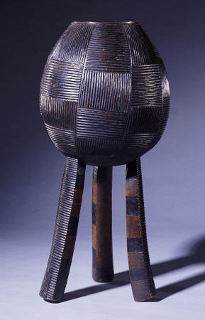 An Ovoid Swazi Vessel With Chequerboard Horizontal And Vertical Grooves à 