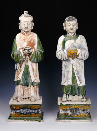 An Unusual Pair Of Glazed And Painted Pottery Figures Of Attendants à 