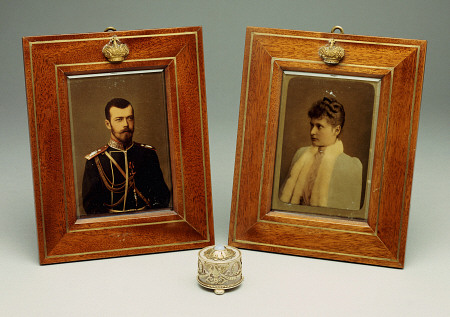 A Pair Of Hand-Colored Photos Of Tsar Nicholas II & Alexandra, Circa 1900 And A Cylindrical Bowentie à 