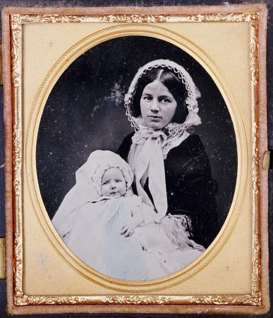 A Quarter Plate Ambrotype Of A Mother And Child à 