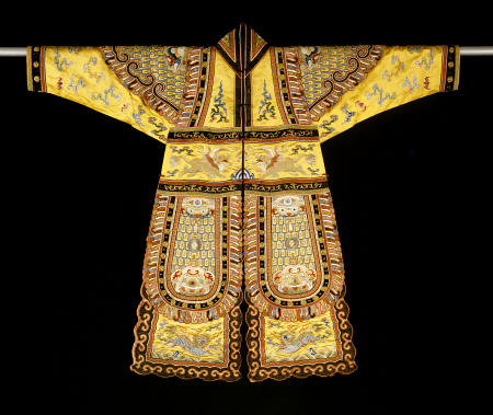 A Rare Embroidered Imperial Yellow Ground Theatrical Costume, Qianlong Period (1735-1796) à 