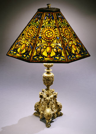 A Rare Regence Style Leaded Glass And Gilt-Bronze Table Lamp By Tiffany Studios à 