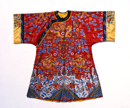 A Semi Formal Robe Of Red Satin Embroidered In Silks And Gilt Thread With Dragons Amidst Scrolling C à 