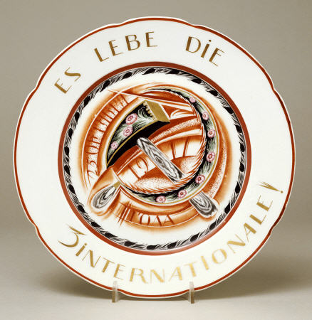 A Soviet Porcelain  Propaganda Plate, With Allegorical Hammer And Sickle  ''Es Lebe Die 3 Internatio à 