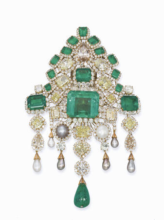 A Spectacular Emerald, Diamond And Pearl Brooch Mounted In 18k Gold à 