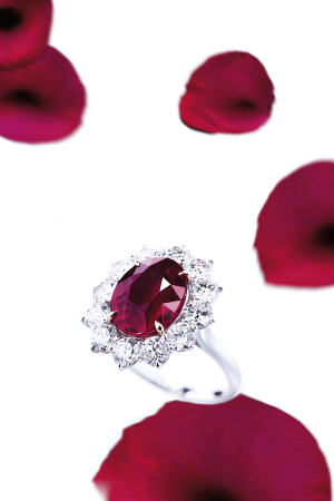 A Superb Ruby And Diamond Ring With An Oval-Shaped Ruby Weighing 8 à 