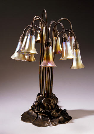 A Ten Light Favrile Glass And Gilt-Bronze Table Lamp By Tiffany Studios à 