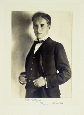 A Three Quarter Length Publicity, Shot Of Charlie Chaplin Circa 1920 à 